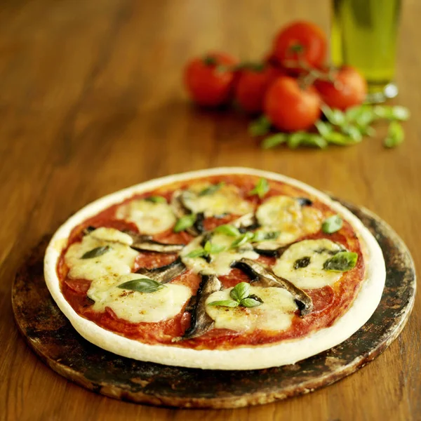 Pizza Recién Cocida Con Cobertura Champiñones Anchoas Tomates Albahaca Aceite — Foto de Stock