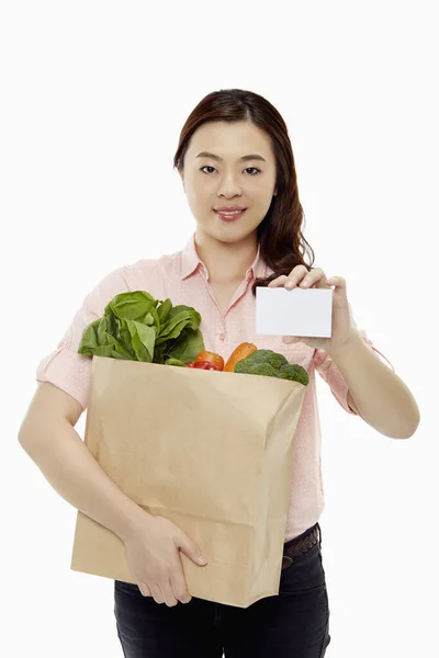 Mulher Com Compras Segurando Cartão Branco — Fotografia de Stock