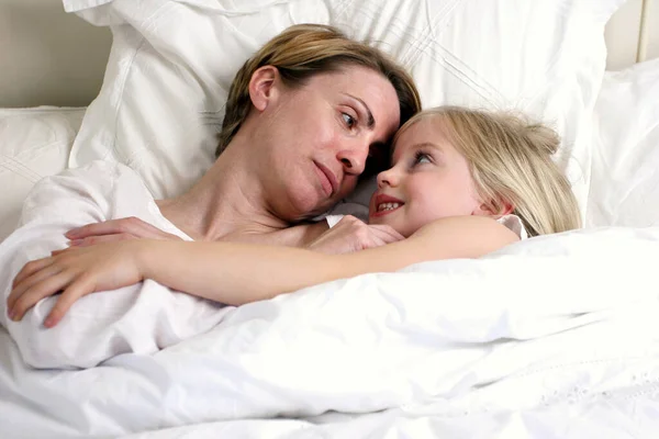 Woman Her Daughter Lying Bed Looking Each Other — Stock Photo, Image