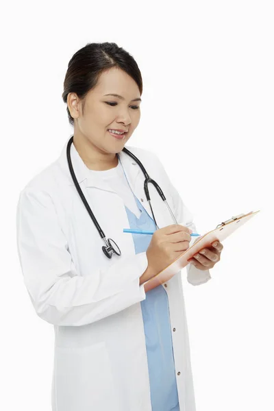 Personel Medyczny Zapisujący Notatki Tablicy — Zdjęcie stockowe
