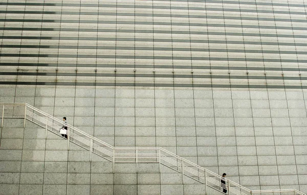 Hombre Subiendo Mientras Otro Bajando Las Escaleras —  Fotos de Stock