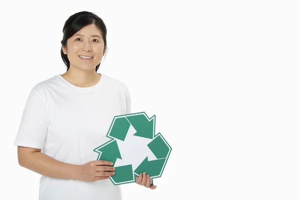 Mujer Sosteniendo Logotipo Reciclaje — Foto de Stock