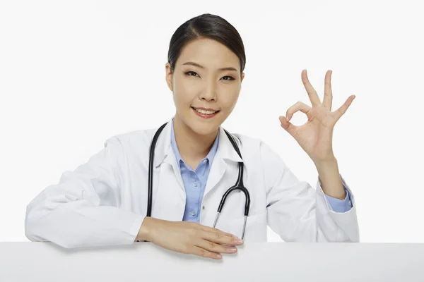 Fröhliches Medizinisches Personal Zeigt Handgeste — Stockfoto
