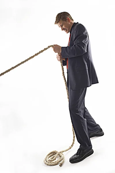 Homem Fato Negócios Puxar Uma Corda Com Toda Sua Força — Fotografia de Stock