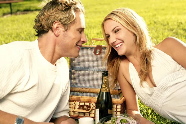 Couple Picnicking Park — Stock Photo, Image