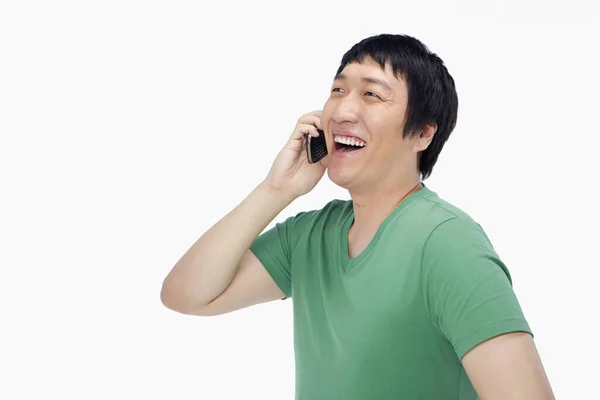 Веселый Мужчина Разговаривает Телефону — стоковое фото