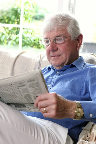 Anciano Con Gafas Sentado Sofá Leyendo Periódico — Foto de Stock