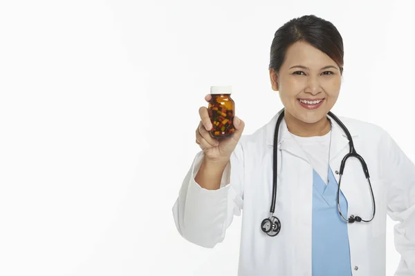 Personel Medyczny Trzymający Butelkę Tabletek — Zdjęcie stockowe