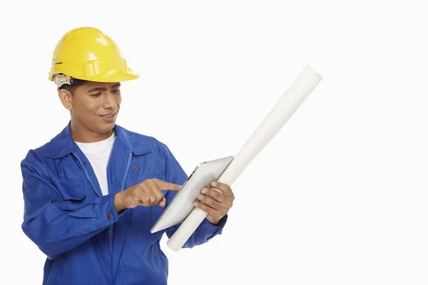 Trabalhador Construção Civil Usando Tablet Digital — Fotografia de Stock