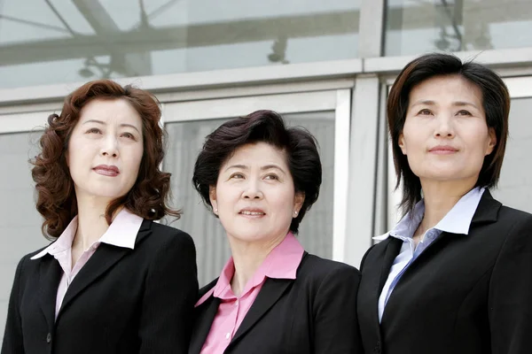 Tres Mujeres Negocios Mirando Hacia Otro Lado —  Fotos de Stock