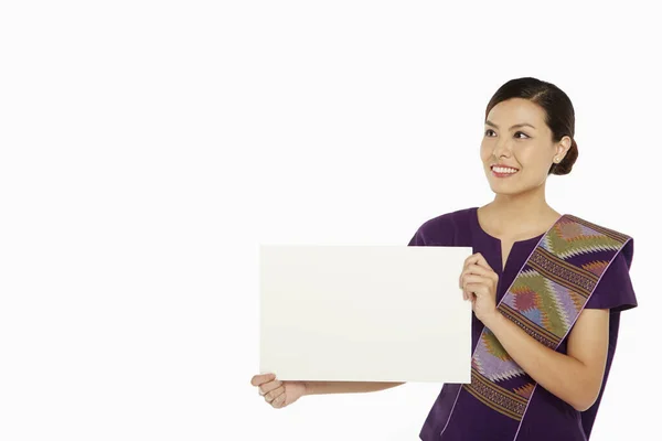 Mulher Roupas Tradicionais Segurando Cartaz Branco — Fotografia de Stock