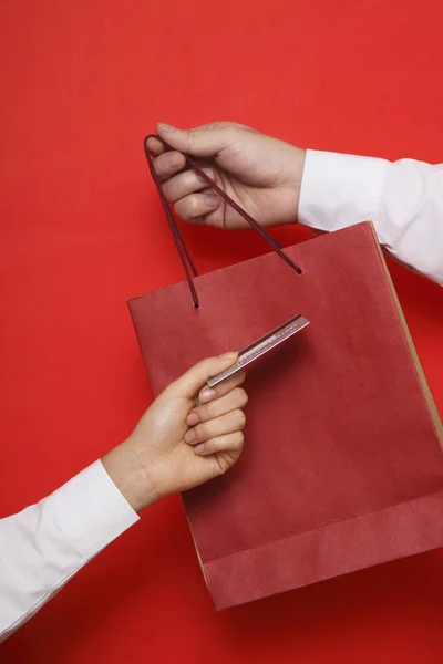 Einkaufskonzept Hand Hält Rote Papiertüte — Stockfoto
