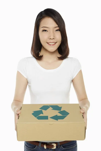 Mulher Alegre Carregando Uma Caixa Papelão Reciclável — Fotografia de Stock