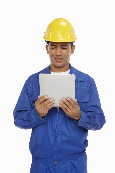 Trabalhador Construção Civil Usando Tablet Digital — Fotografia de Stock