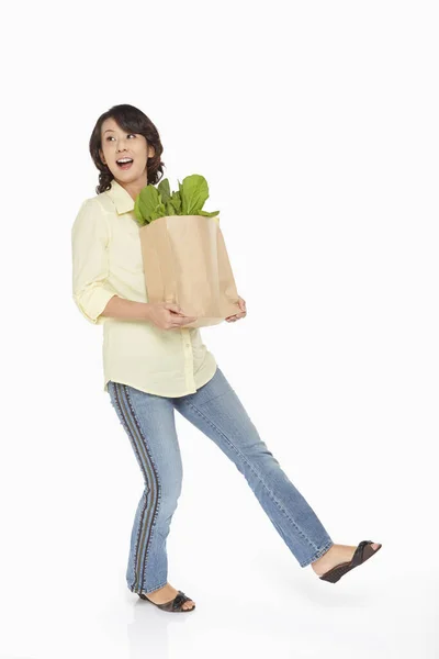 食料品の袋を持っている女性 — ストック写真