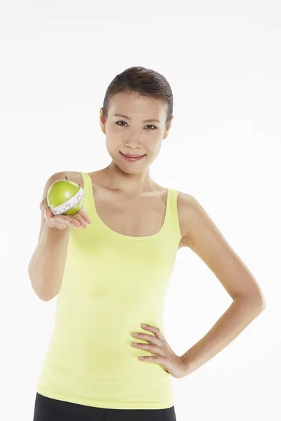 Mujer Sosteniendo Una Manzana Verde Una Báscula Peso —  Fotos de Stock