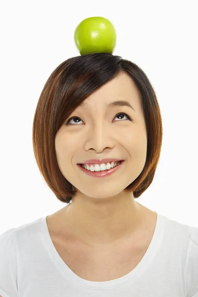 Vrolijke Vrouw Met Een Appel Haar Hoofd — Stockfoto