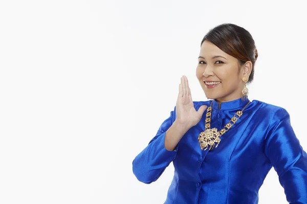 Mujer Con Ropa Tradicional Mostrando Gesto Mano — Foto de Stock