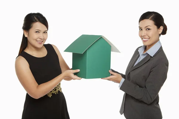 Duas Empresárias Segurando Uma Casa Papelão — Fotografia de Stock