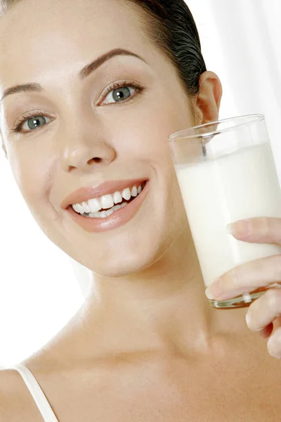 Mujer Sosteniendo Vaso Leche — Foto de Stock