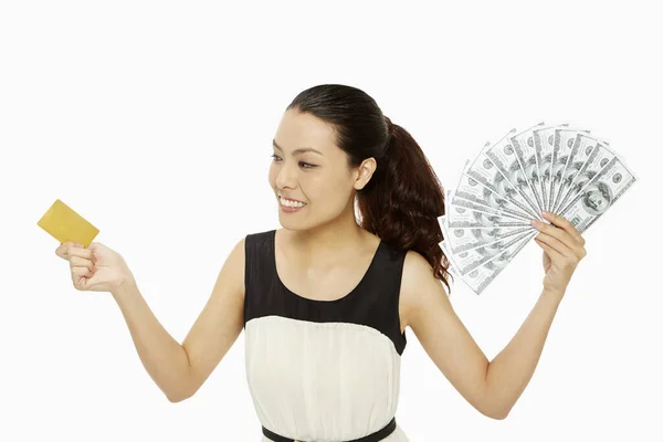 Веселая Женщина Кредитной Картой Наличными — стоковое фото