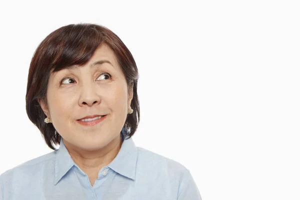 Mujer Alegre Sonriendo Sobre Fondo Blanco — Foto de Stock