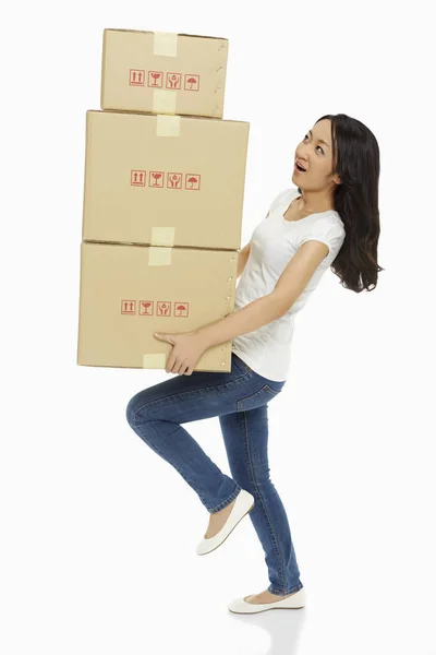 Mulher Carregando Uma Pilha Caixas Papelão — Fotografia de Stock