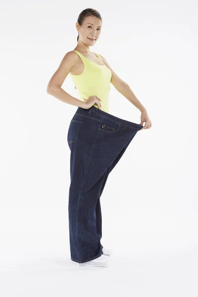 Vrouw Oversized Jeans — Stockfoto