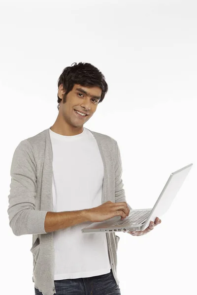 白地にノートパソコンを使う男 — ストック写真