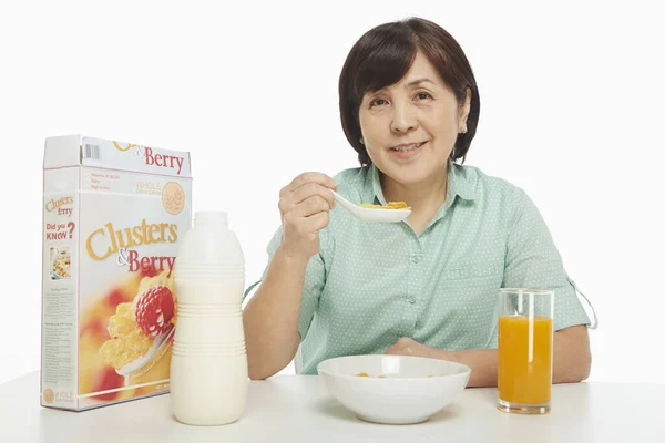 Mujer Tomando Cereales Para Desayuno — Foto de Stock