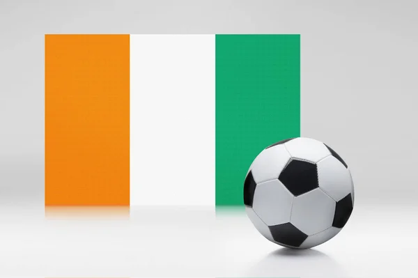 Flagge Der Elfenbeinküste Mit Einem Fußball — Stockfoto
