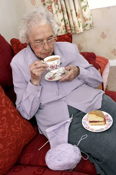 Uma Velha Mulher Espectacular Parar Tricotar Para Seu Chá Hora — Fotografia de Stock