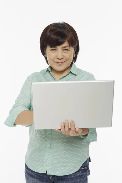 Mulher Alegre Usando Laptop — Fotografia de Stock
