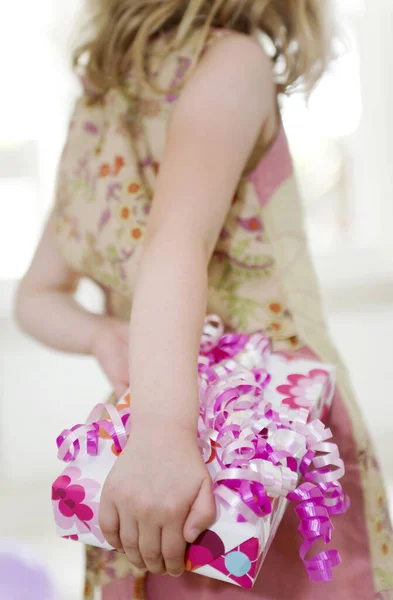Menina Segurando Presente Mão — Fotografia de Stock