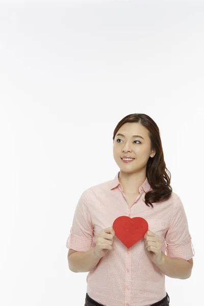 Mujer Alegre Sosteniendo Corazón Rojo —  Fotos de Stock