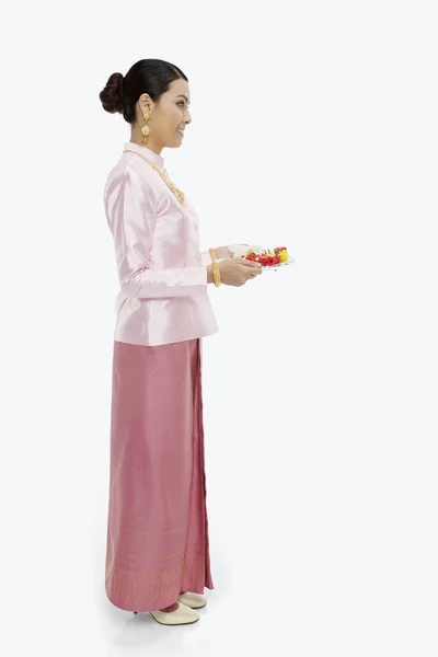 Donna Abbigliamento Tradizionale Che Regge Vassoio Con Ghirlande Fiori Tailandesi — Foto Stock