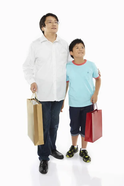 Baba Oğul Alışveriş Torbaları Taşıyorlar — Stok fotoğraf