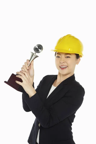 Glückliche Architektin Hält Trophäe Die Höhe — Stockfoto