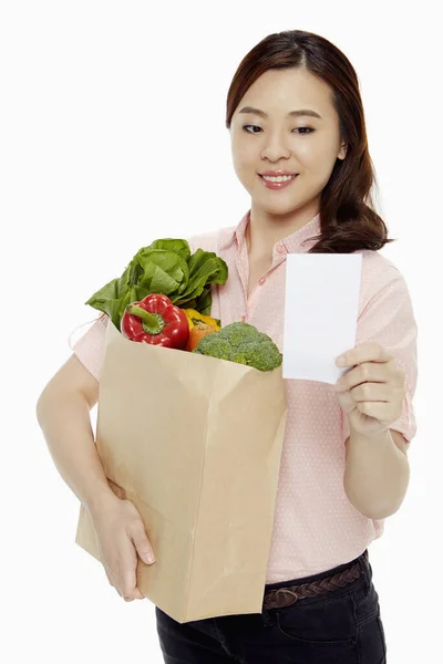食料品の袋を持っている女性とショッピングリスト — ストック写真