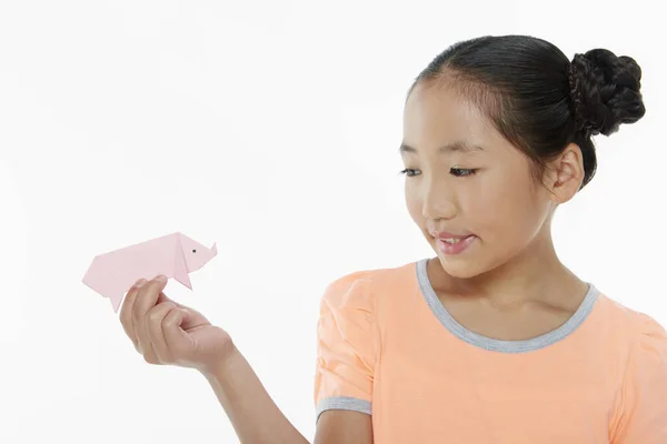 Dziewczyna Bawi Się Miniaturową Papierową Świnią — Zdjęcie stockowe