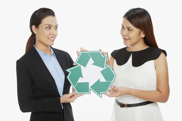 Twee Vrouwen Met Een Recycle Logo — Stockfoto