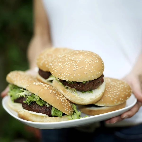 Frau Hält Einen Teller Burger Der Hand — Stockfoto