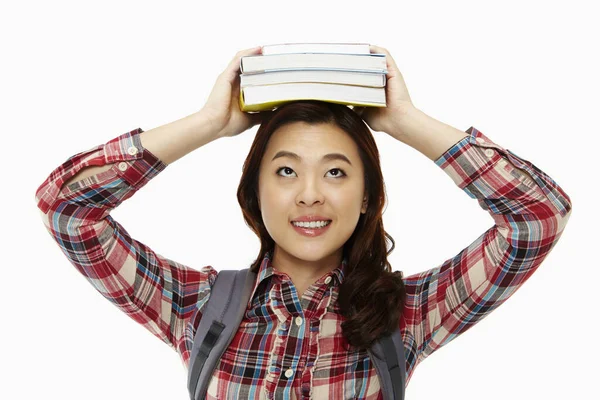 Vrouw Met Een Stapel Boeken Haar Hoofd — Stockfoto