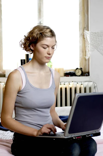 Uma Mulher Sentada Cama Brincando Com Seu Laptop — Fotografia de Stock