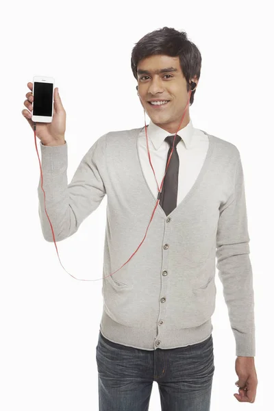 Homem Com Fone Ouvido Segurando Telefone Celular — Fotografia de Stock