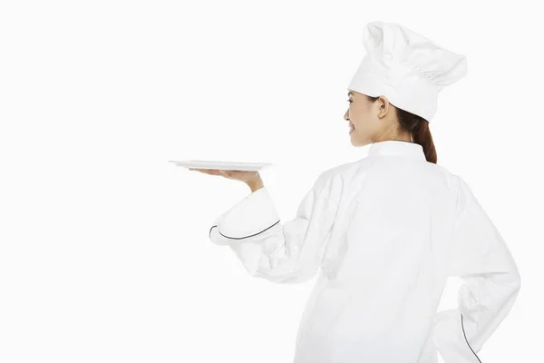 Vrouwelijke Chef Houdt Een Dienblad Omhoog — Stockfoto