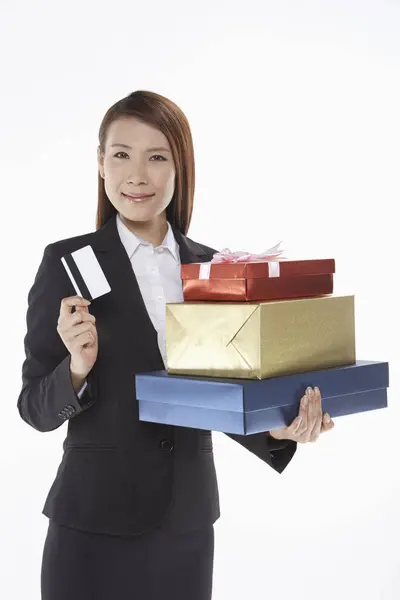 Geschäftsfrau Mit Einem Stapel Geschenkboxen Und Einer Kreditkarte — Stockfoto