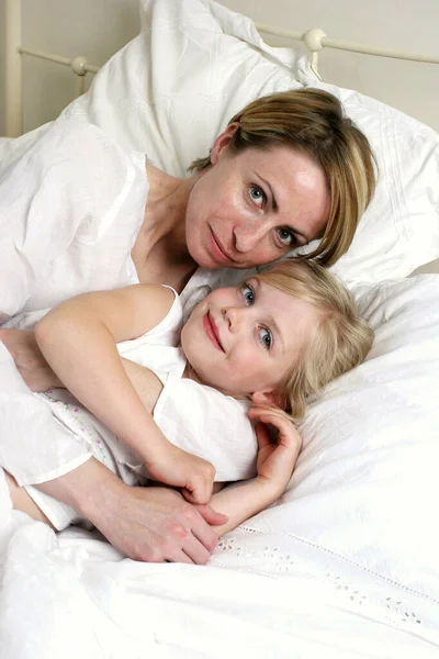 Short Hair Woman Lying Bed Hugging Her Daughter — Stock Photo, Image