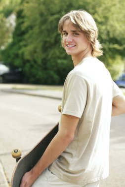 Kaykaylı genç adam.