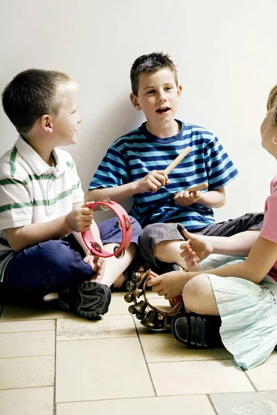 Дети Играют Музыкальном Инструменте — стоковое фото